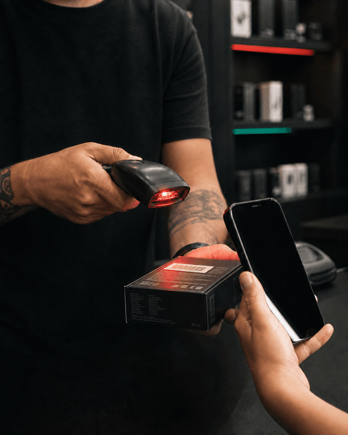 Vendedor lendo o código de uma embalagem de smartphone durante o atendimento